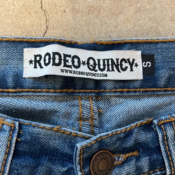 Ripped Ankle length jeans with rose appliqués. - Picture 2 of 3